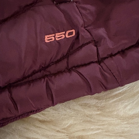 The North Face 550 Women's Maroon Insulated Puffer Quilted Vest - Picture 8 of 8
